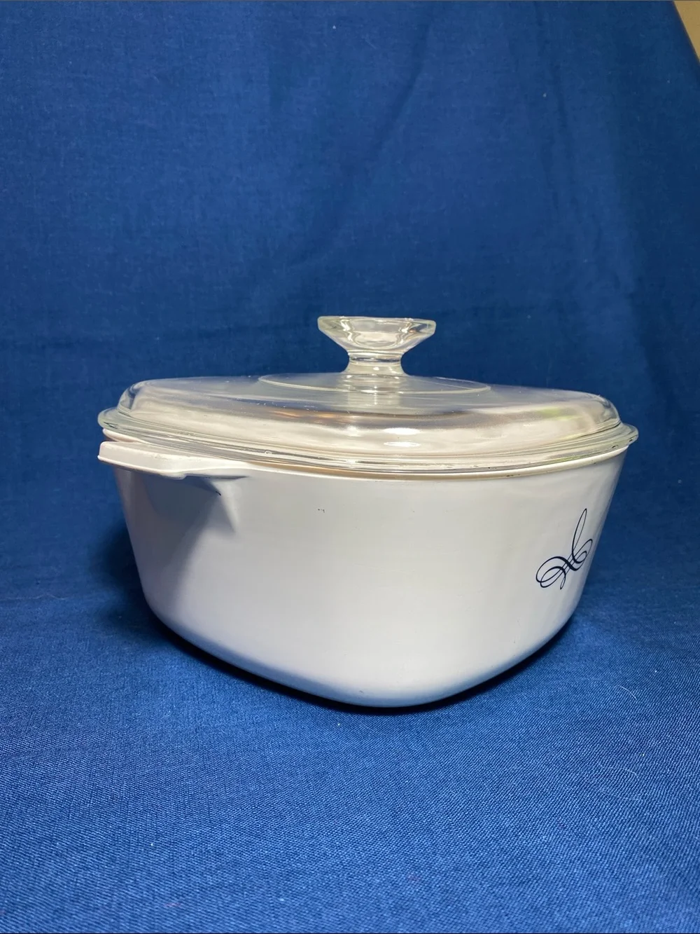 Corningware Vintage 2.5qts Casserole P-2 1/2-B in Black Trefoil Scroll with lid